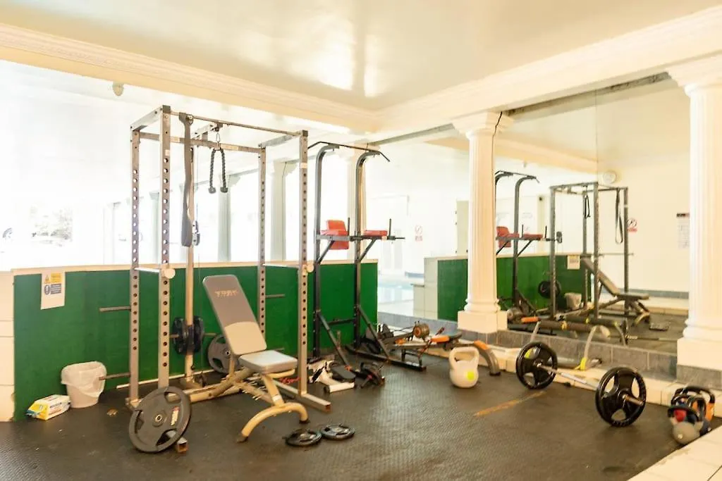 Central, Bright 2 Bed Flat - Pool & Sauna Edinburgh