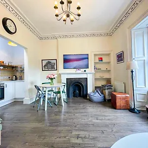 Apartment Open Plan 2 Bed Apt, Near Castle, Edinburgh