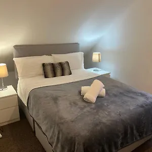 Holiday home 4 Bed Near Airport, Edinburgh