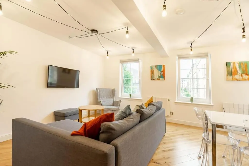 Central, Bright 2 Bed Flat - Pool & Sauna Edinburgh