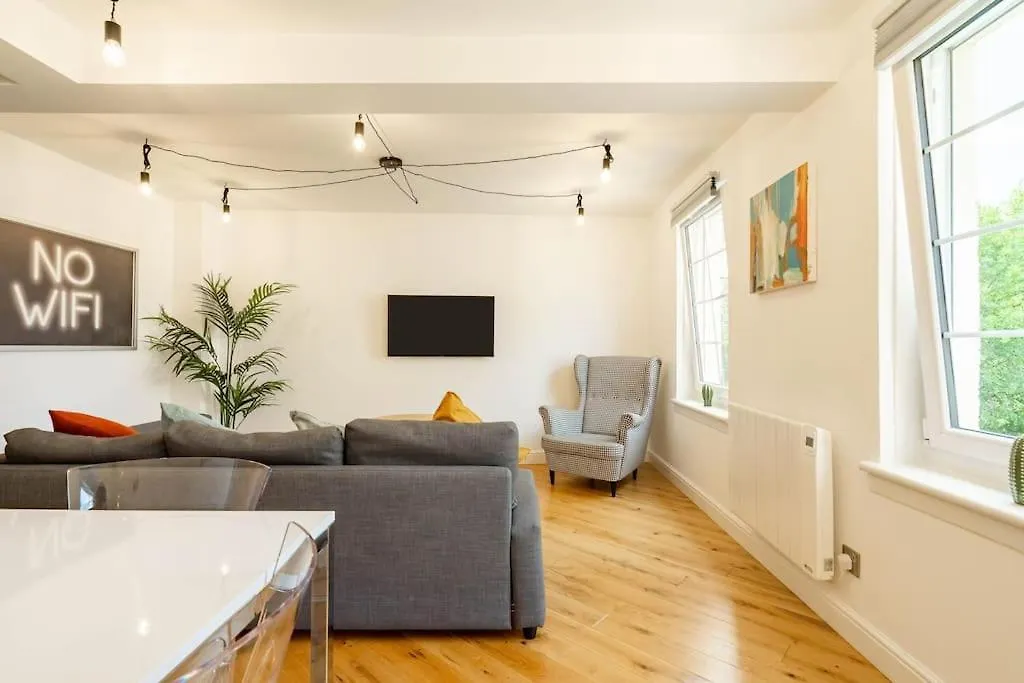Central, Bright 2 Bed Flat - Pool & Sauna Edinburgh Apartment