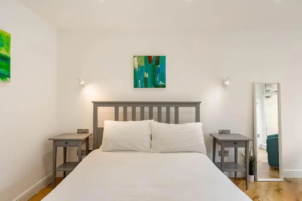 Central, Bright 2 Bed Flat - Pool & Sauna Edinburgh Apartment
