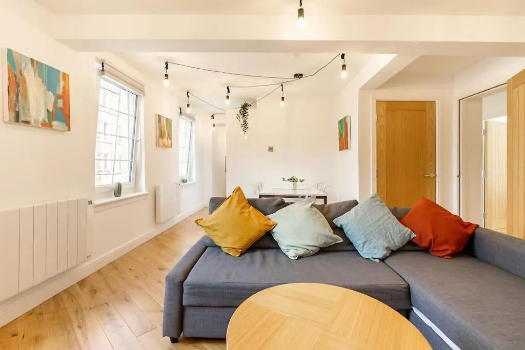 Apartment Central, Bright 2 Bed Flat - Pool & Sauna Edinburgh