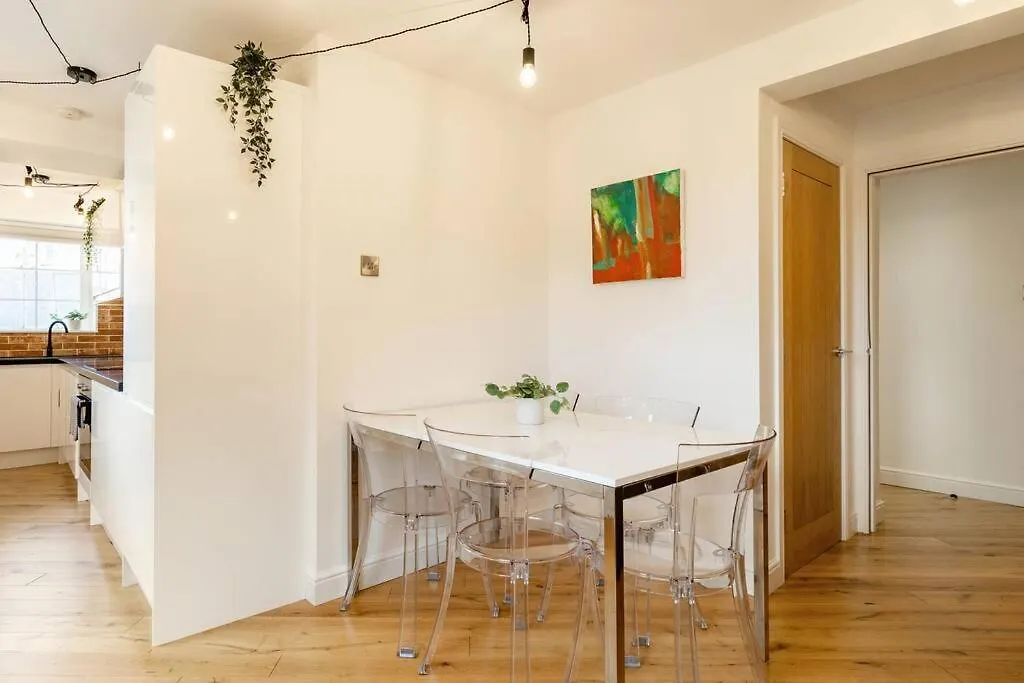 Apartment Central, Bright 2 Bed Flat - Pool & Sauna Edinburgh