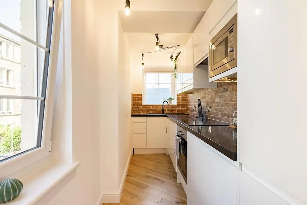 Central, Bright 2 Bed Flat - Pool & Sauna Edinburgh 0*,  United Kingdom