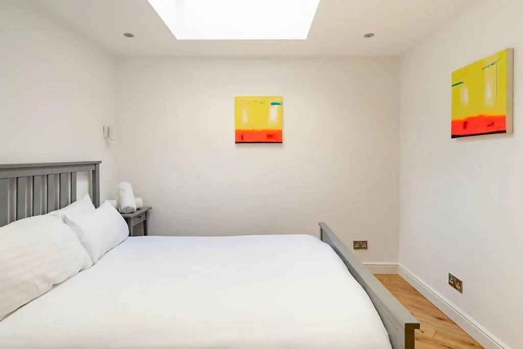 Central, Bright 2 Bed Flat - Pool & Sauna Edinburgh 0*,  United Kingdom