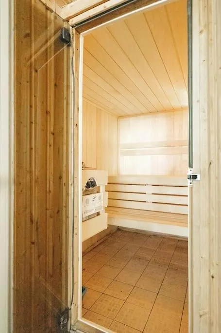 Central, Bright 2 Bed Flat - Pool & Sauna Edinburgh Apartment