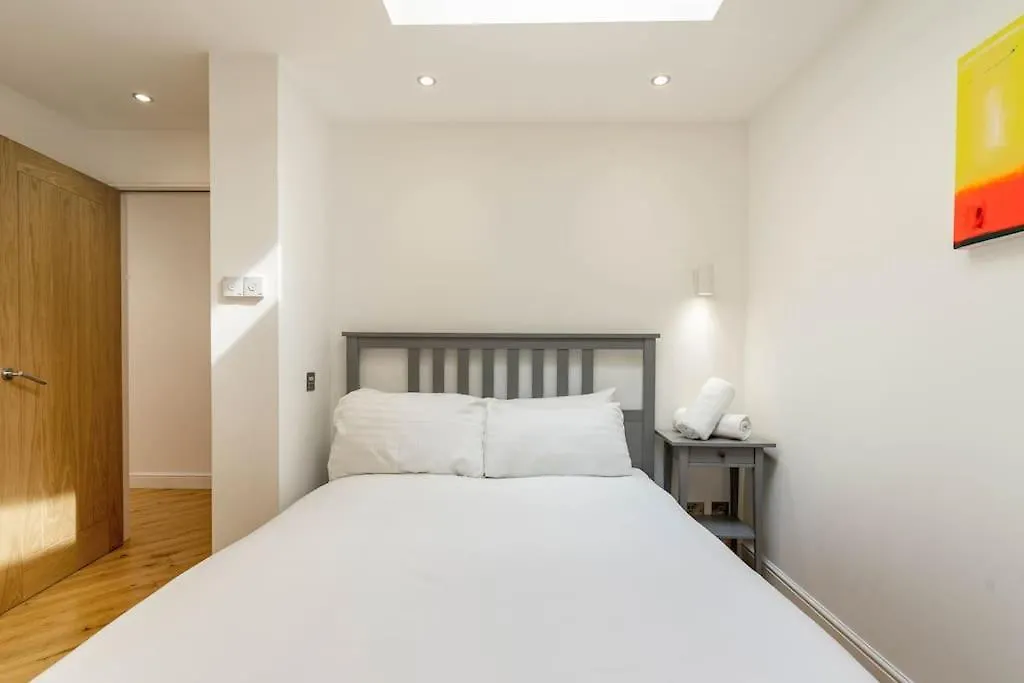 Central, Bright 2 Bed Flat - Pool & Sauna Edinburgh 0*,  United Kingdom