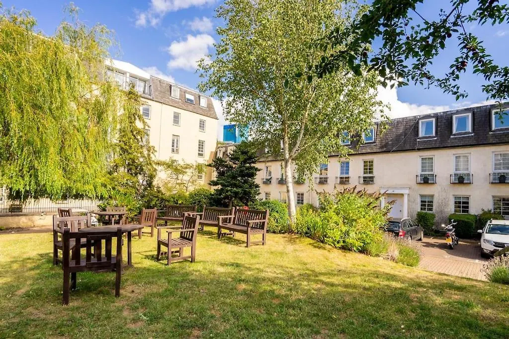 Central, Bright 2 Bed Flat - Pool & Sauna Edinburgh Apartment